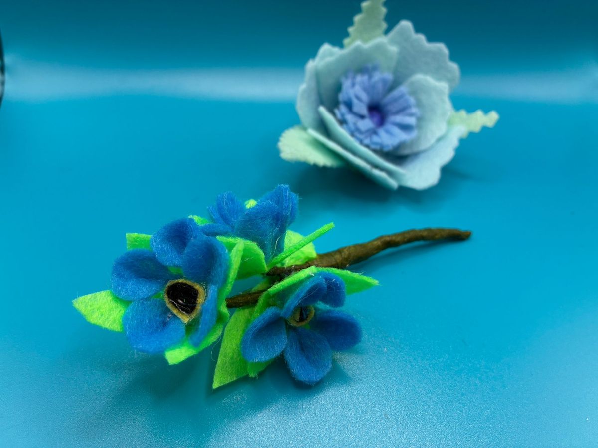 Felt blue forget-me-not and poppy brooches