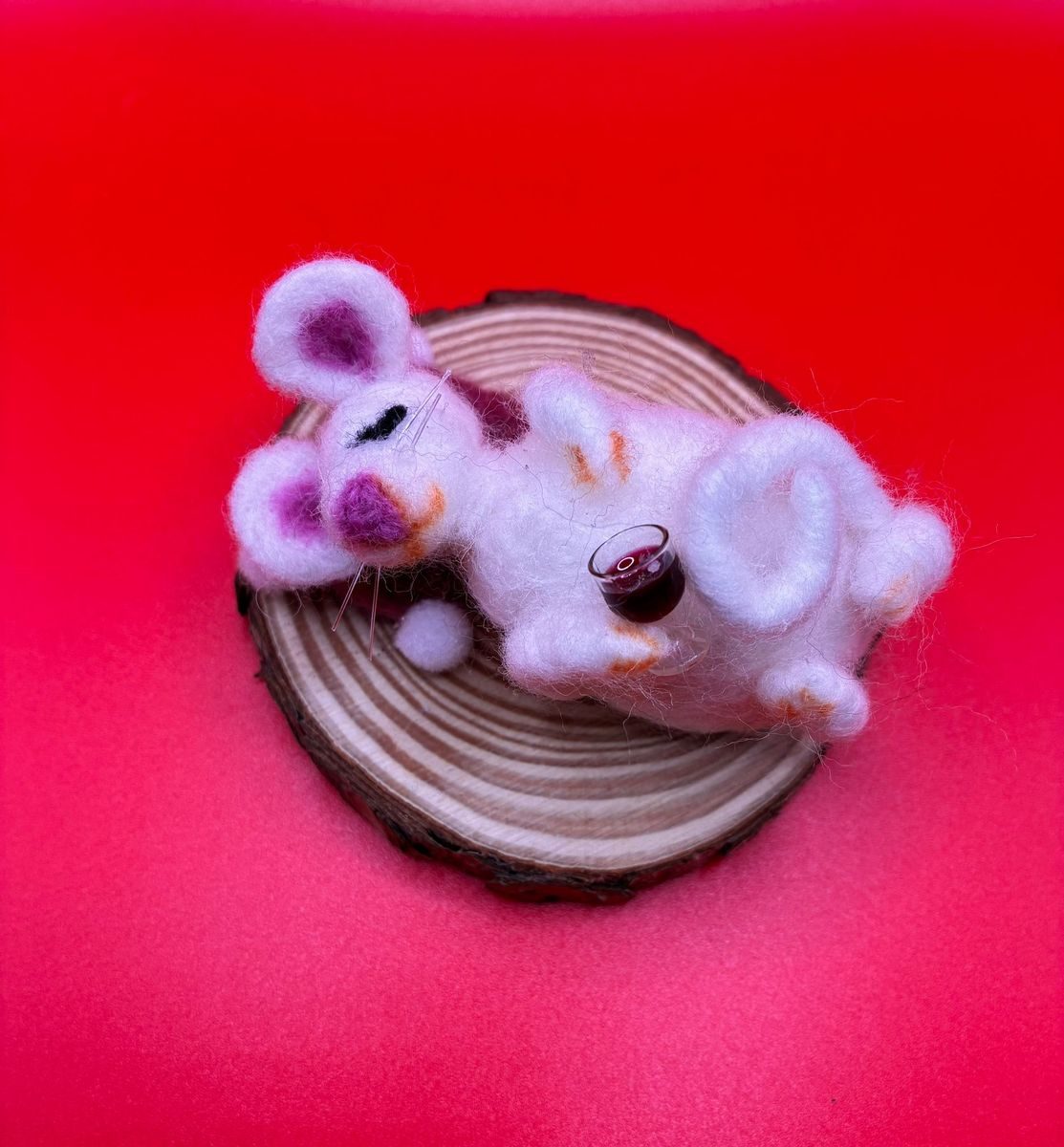 Needle felt mouse with wine on wood slice